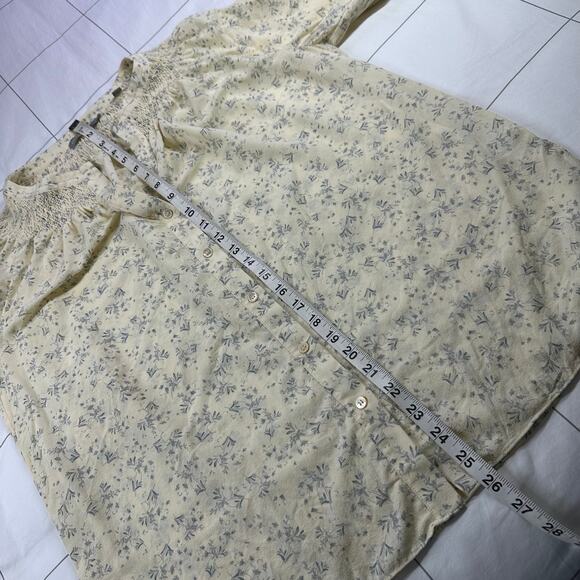 Vince Top Womens Small Cream Gray Silk Floral Smocked Blouse Cottage Feminine - Picture 9 of 9